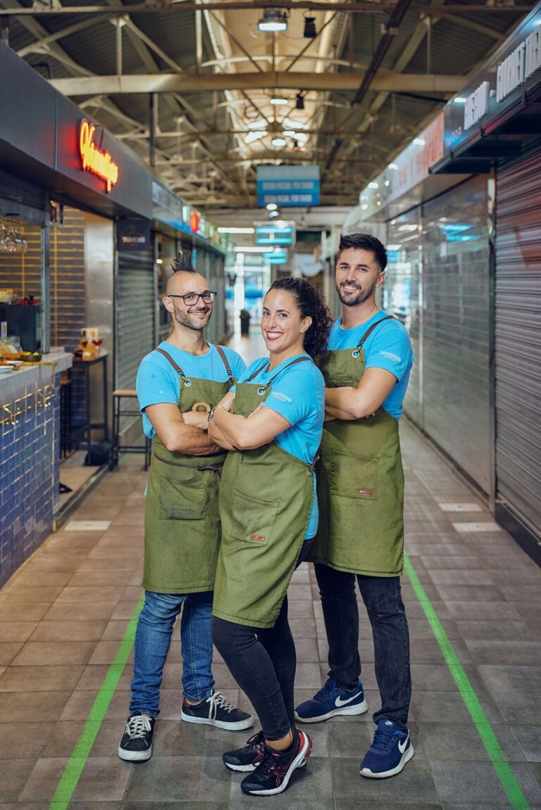 El equipo de la Vermoutique en el exterior de su local, en el Mercat de Santa Catalina