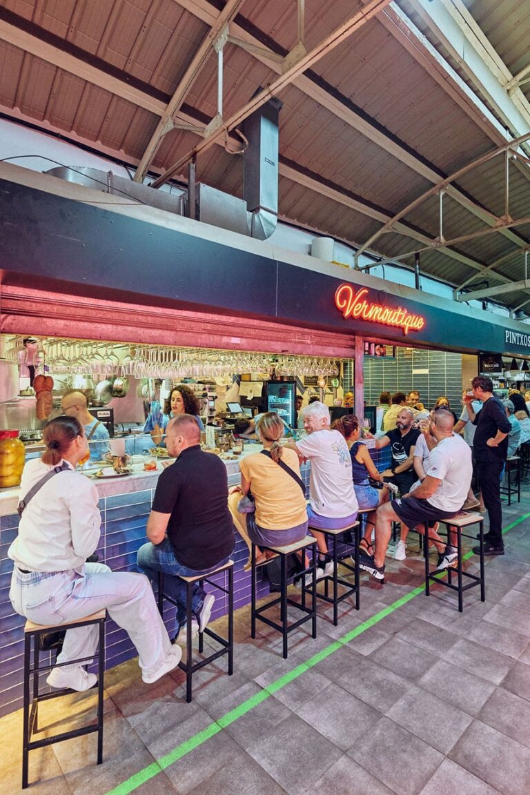 Exterior del local de Vermoutique, en el corazón del Mercat de Santa Catalina